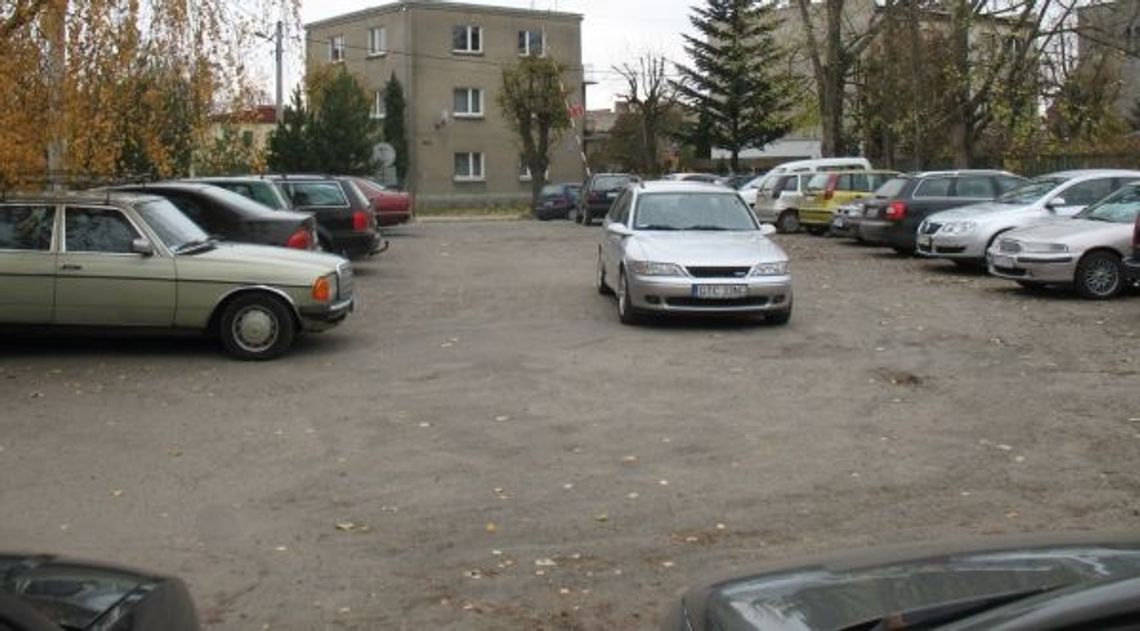 Mundurowy na straży policyjnego parkingu Mundurowy na straży policyjnego parkingu