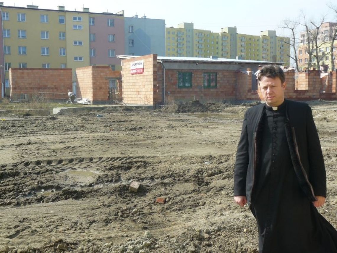 Mury świątyni pną się do góry Mury świątyni pną się do góry