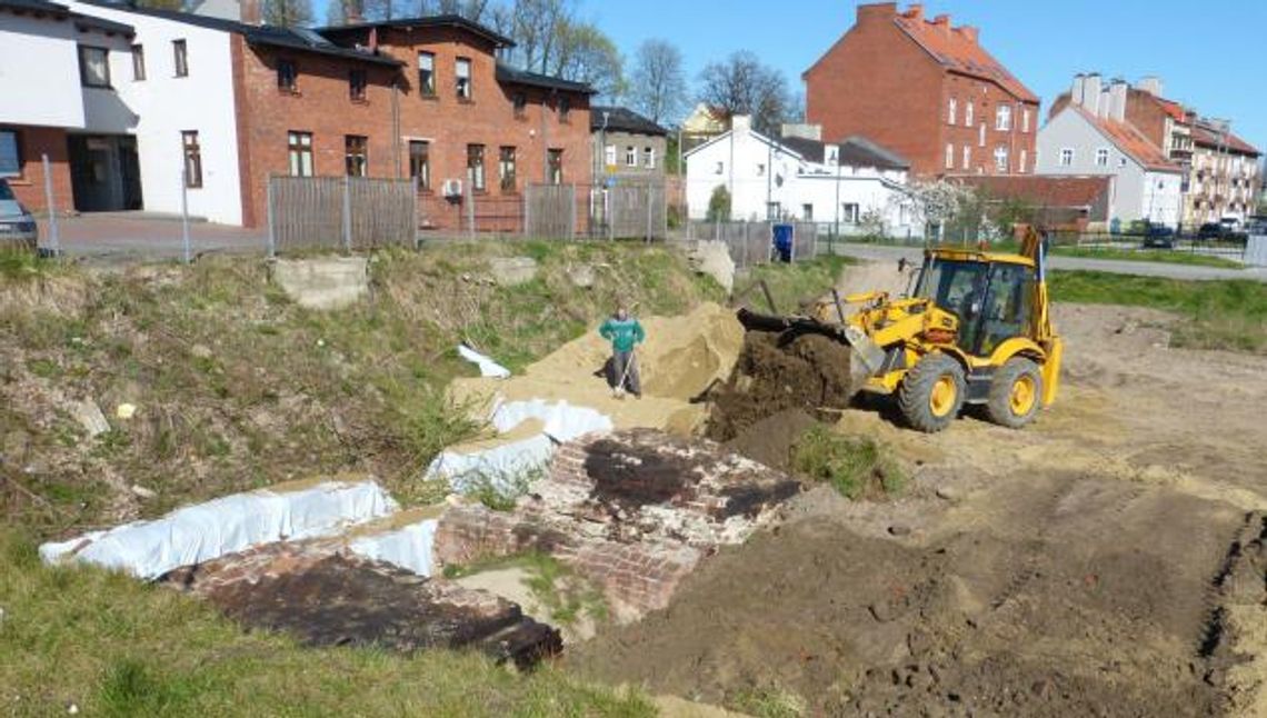 Mury zamkowe na bulwarze pod ziemią na zawsze? Mury zamkowe na bulwarze pod ziemią na zawsze?