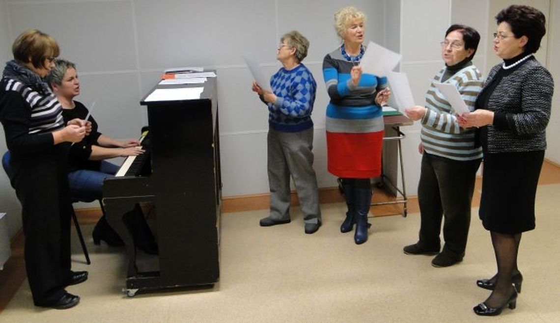 Muzyk szkoli... emerytowane urzędniczki