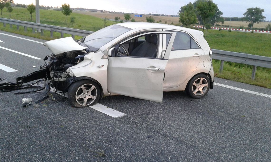 Na A1 osobówka zahaczyła o auto ciężarowe. Skończyło się poważnym wypadkiem Na A1 osobówka zahaczyła o auto ciężarowe. Skończyło się poważnym wypadkiem