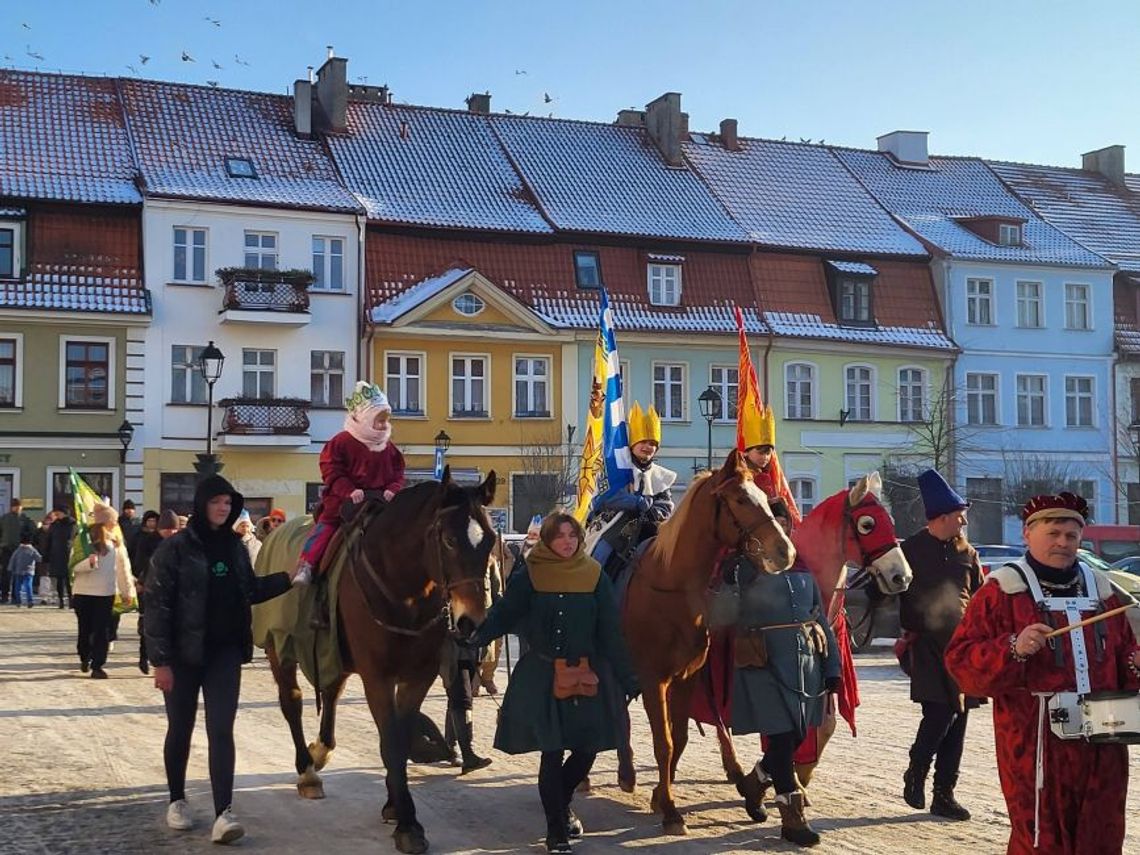 Na czele orszaku, dumni na swych koniach Trzej Królowie z dalekiego Wschodu