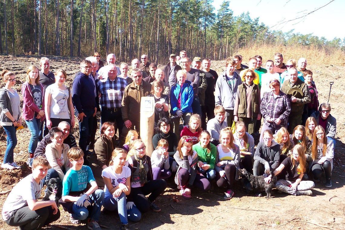 Na jubileusz wspólnie posadzili las Na jubileusz wspólnie posadzili las