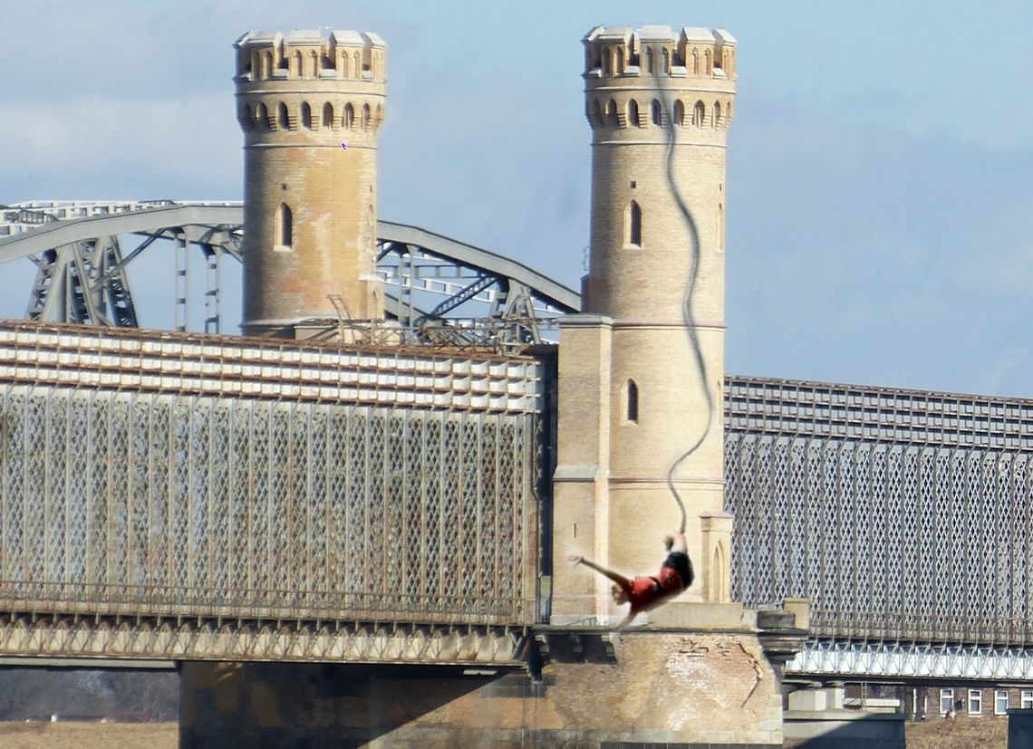 Na luzie. Będą skakać na bungee z mostu! 