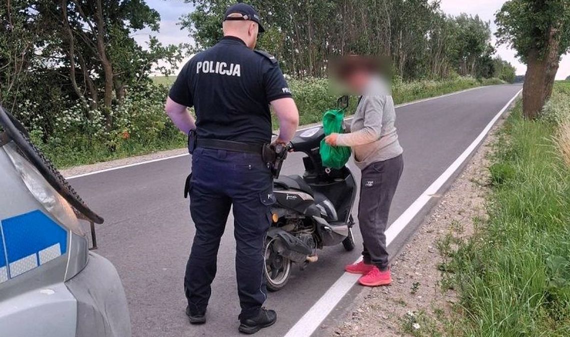Na podwójnym gazie motorowerem. Jazda nie zakończy się jedynie na 500 zł mandatu