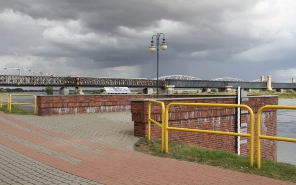 Na razie parking, a wkrótce cały bulwar z nowym oświetleniem Na razie parking, a wkrótce cały bulwar z nowym oświetleniem