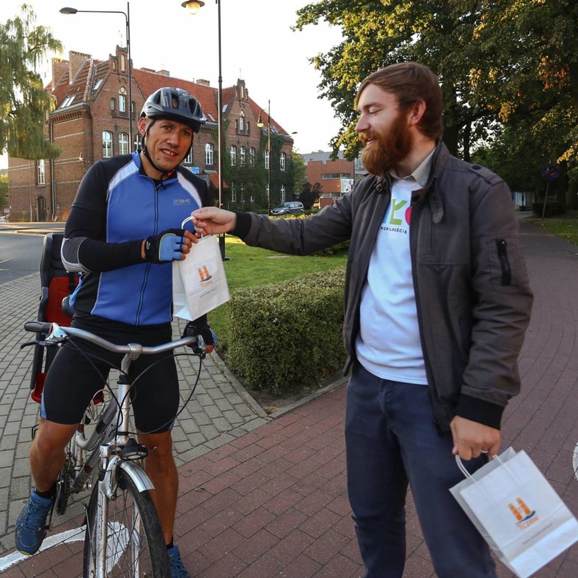 Na ulicy rozdawali rowerzystom... kanapki. "Poszło" 100 sztuk!