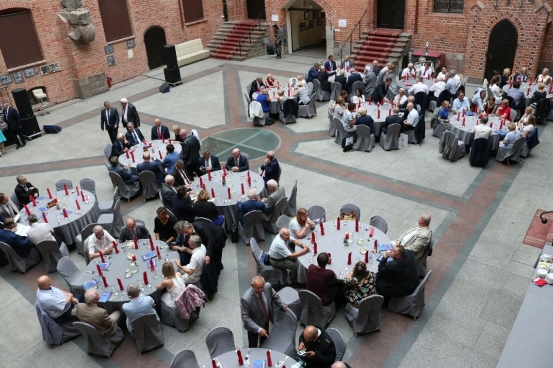 Na zamku w Gniewie podsumowali 20 lat istnienia powiatu tczewskiego
