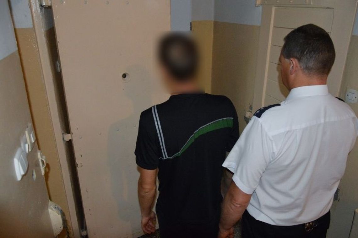 Nagrabił sobie - 36-latek jechał bez prawa jazdy, ubezpieczenia, z dożywotnim zakazem kierowania. To nie wszystko... Nagrabił sobie - 36-latek jechał bez prawa jazdy, ubezpieczenia, z dożywotnim zakazem kierowania. To nie wszystko...