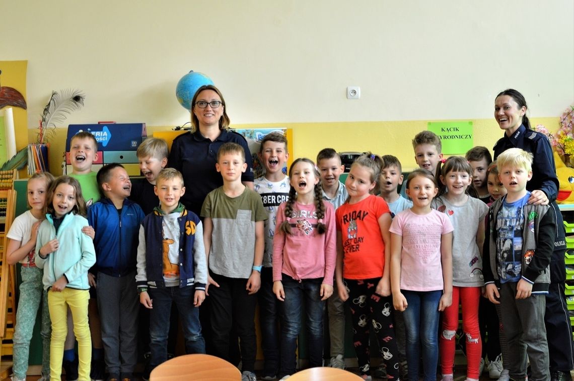 Najmłodsi uczniowie poznawali zasady bezpiecznego korzystania z kąpielisk.