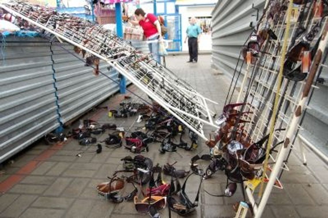 Nawałnica – na targowisku metalowe ogrodzenie runęło na stoiska! Nawałnica – na targowisku metalowe ogrodzenie runęło na stoiska!