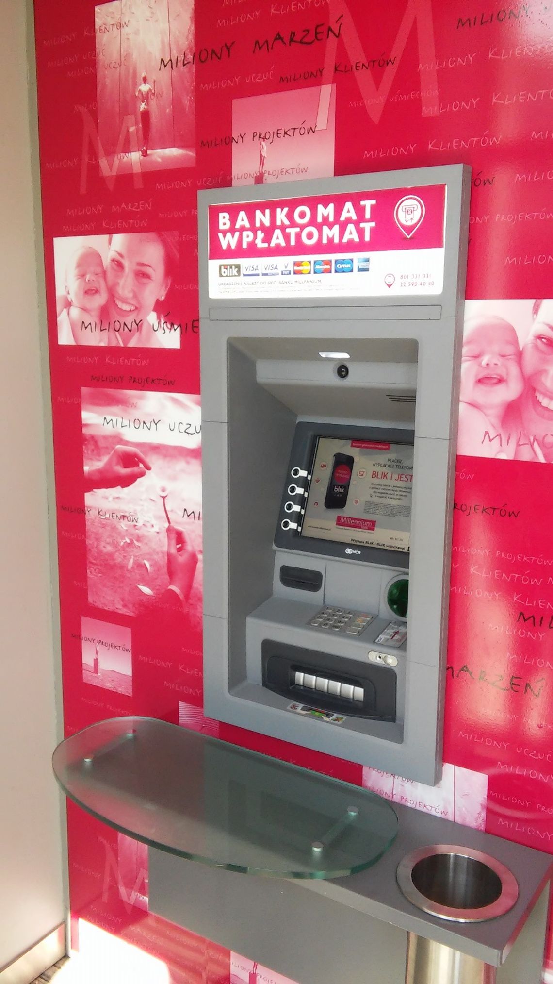 Nerwowo pod pustym bankomatem: „Gdzie jest moja kasa?!” Nerwowo pod pustym bankomatem: „Gdzie jest moja kasa?!”