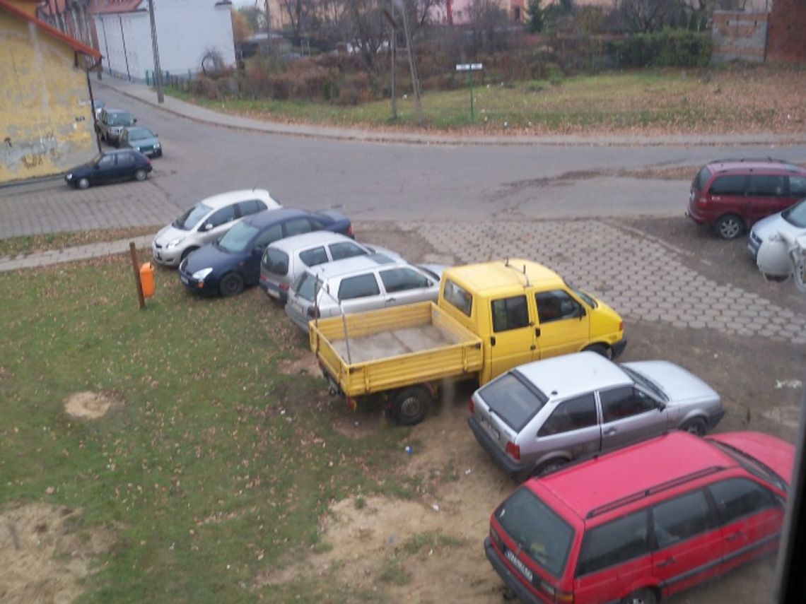 Nie dla parkujących samochodów. Mieszkańcy osiedla Zatorze mówią: dosyć Nie dla parkujących samochodów. Mieszkańcy osiedla Zatorze mówią: dosyć