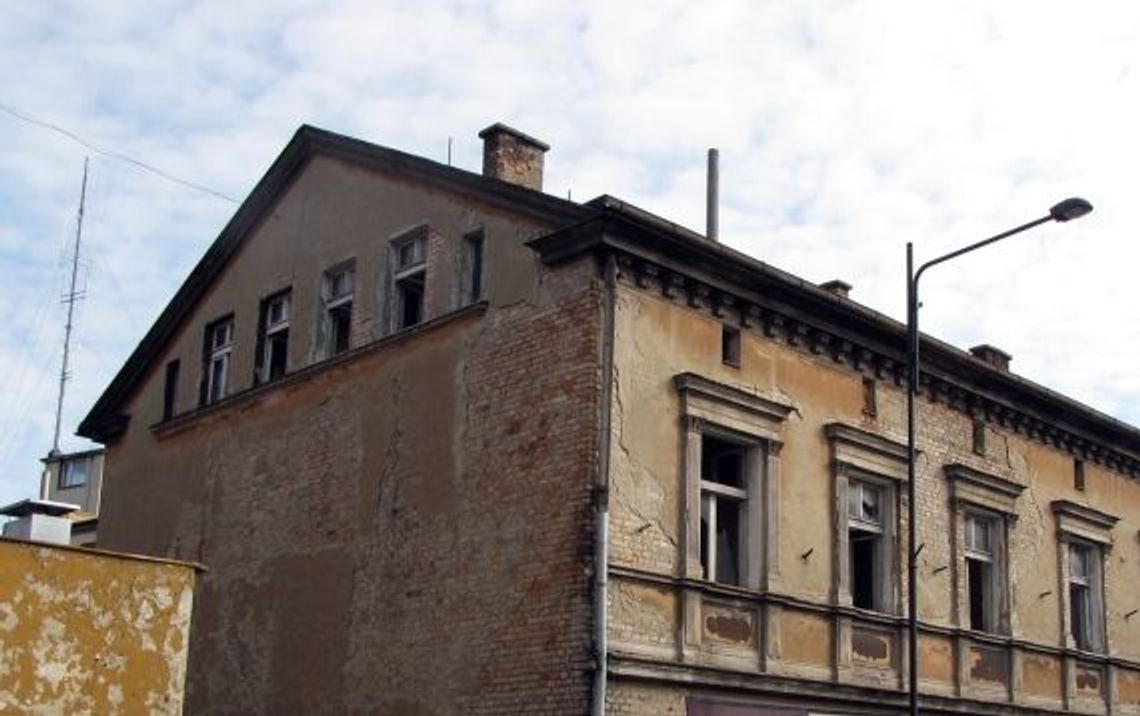 Nie ma parkingu, więc nie ma remontu. A budynek jak szpecił i niszczał, tak szpeci i niszczeje... Nie ma parkingu, więc nie ma remontu. A budynek jak szpecił i niszczał, tak szpeci i niszczeje...