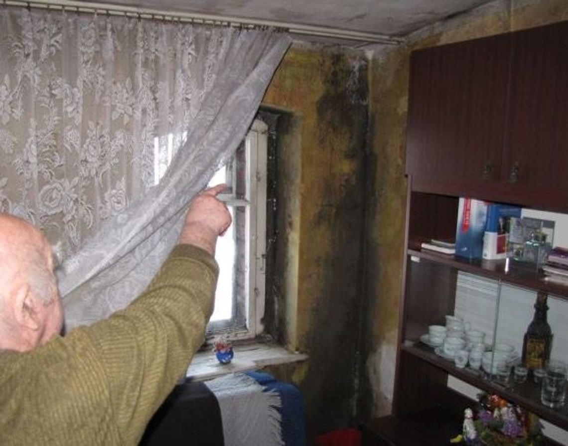 Nie mogą doprosić się o remont. Woda przez dziurawy dach zalewa mieszkania w kamienicy Nie mogą doprosić się o remont. Woda przez dziurawy dach zalewa mieszkania w kamienicy