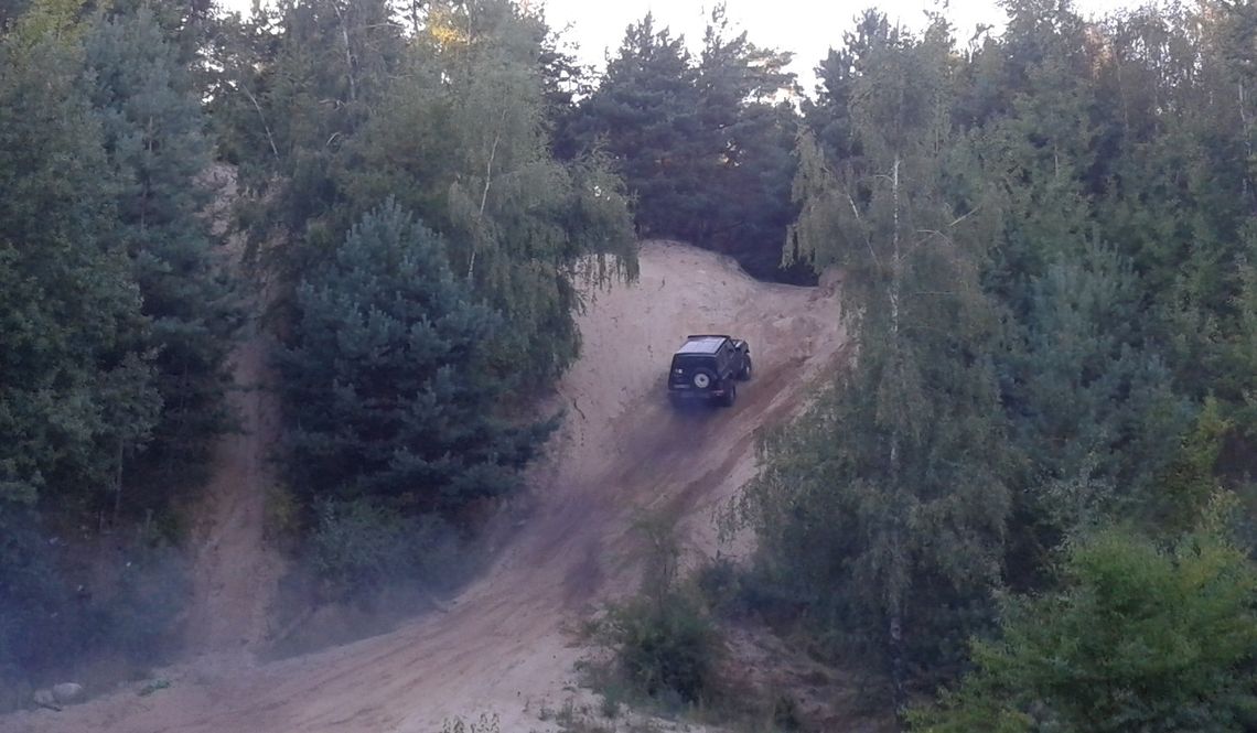 Nie tylko zabawy z bronią. Na poligonie także nielegalne rajdy