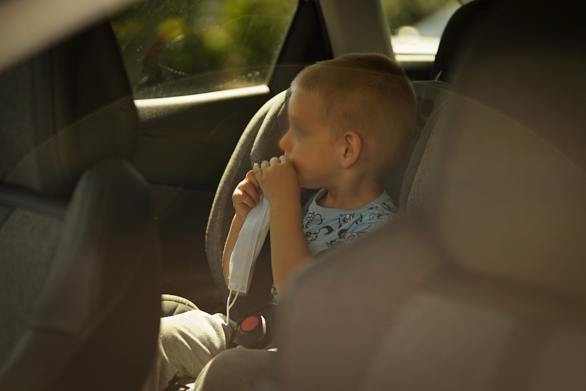 Nie zostawiaj dziecka samego w nagrzanym samochodzie - to śmiertelna pułapka - widząc to, reaguj!