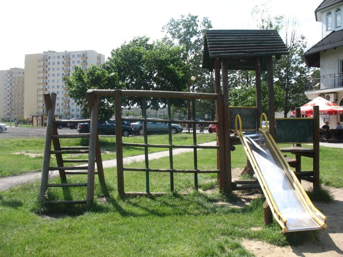 Niebezpieczny plac zabaw? Interweniują mieszkańcy os. Garnuszewskiego Niebezpieczny plac zabaw? Interweniują mieszkańcy os. Garnuszewskiego