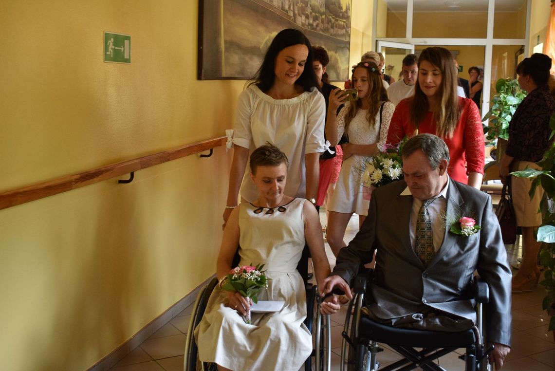 Niecodzienny ślub w Gniewie. Pobrali się podopieczni Domu Pomocy Społecznej!