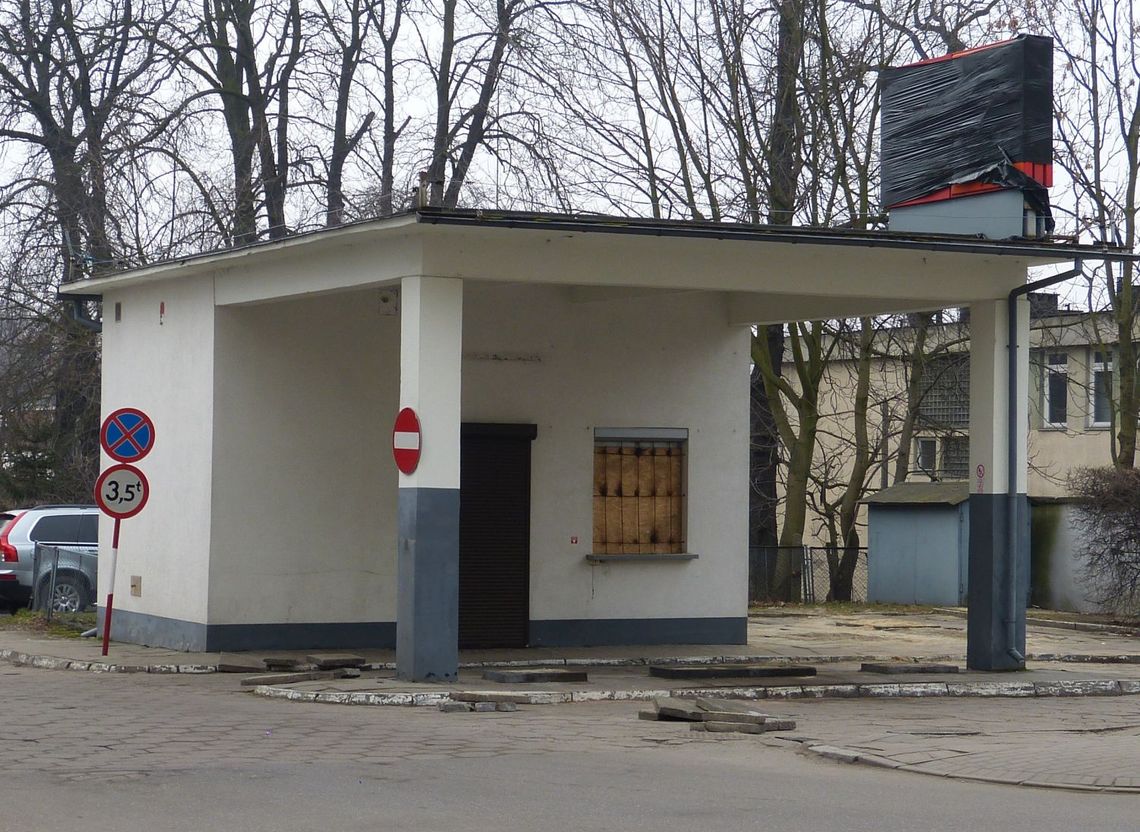 Nieczynna stacja wciąż straszy. Starosta nie wydał pozwolenia