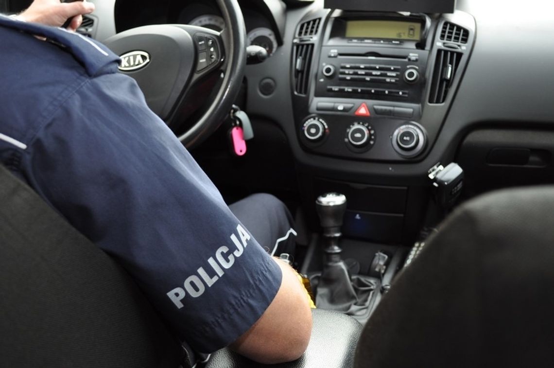 Nietrzeźwy 70-latek ściął znak i wjechał do rowu. 