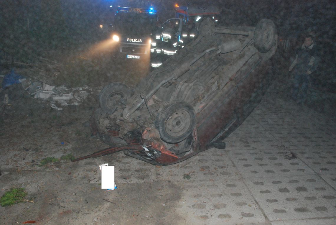 Nietrzeźwy kierowca rozbił auto Nietrzeźwy kierowca rozbił auto