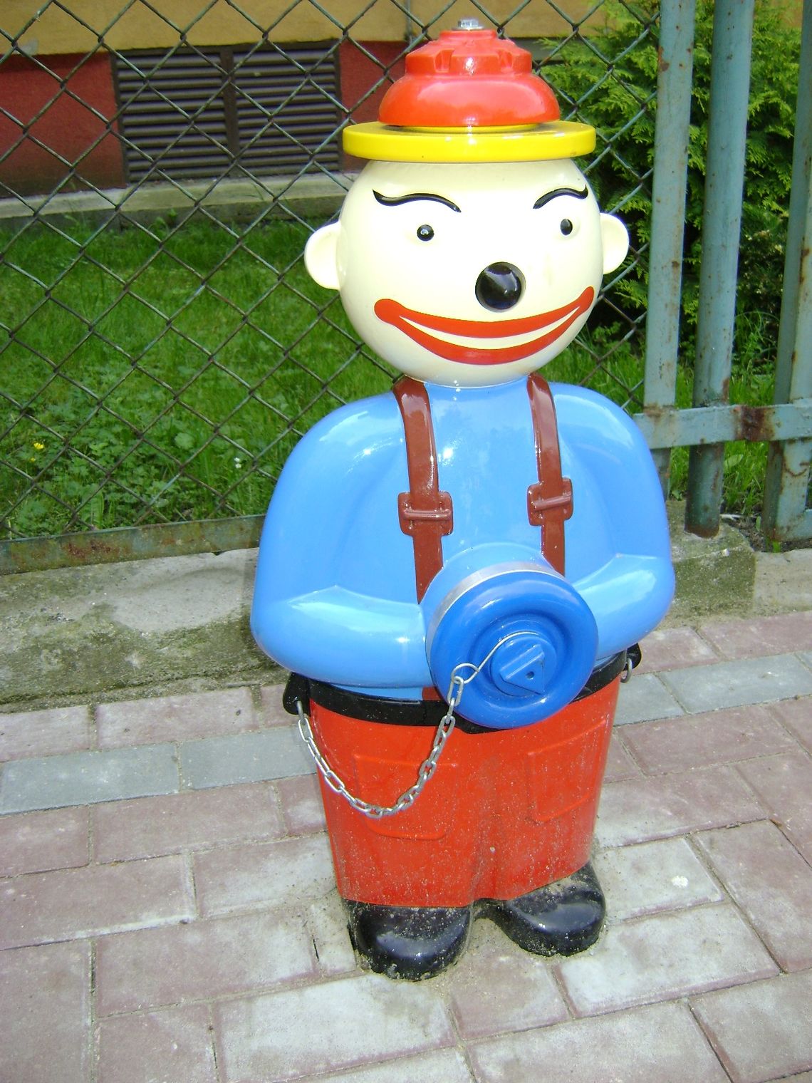 Nietypowe hydranty w Tczewie. Styl retro i postać z bajki