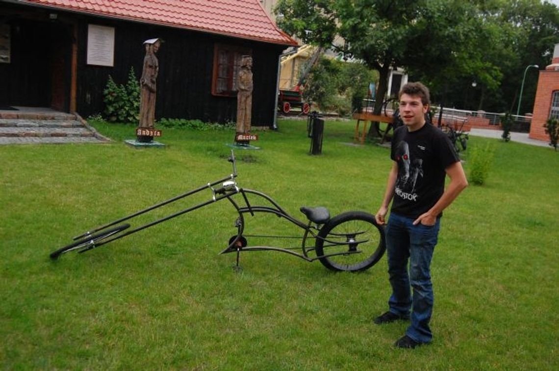 Nietypowy pojazd na placu Fabryki Sztuk