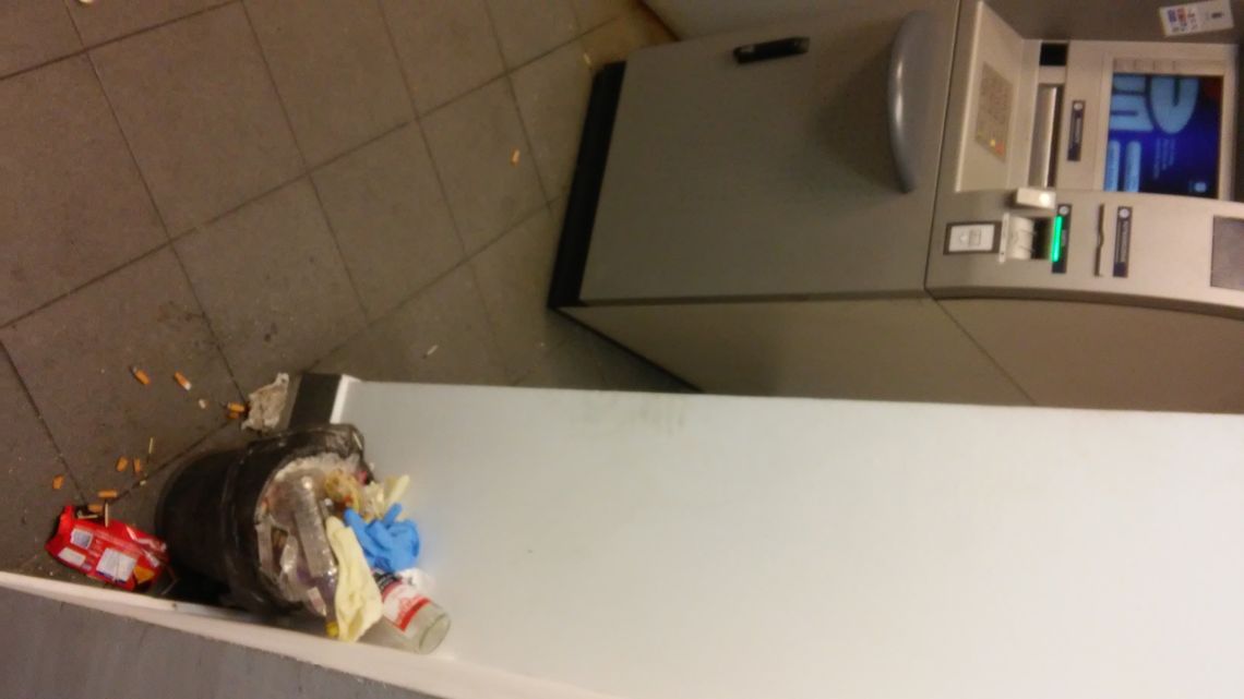 Noclegownia w …sali bankomatowej. Smród i śmieci 