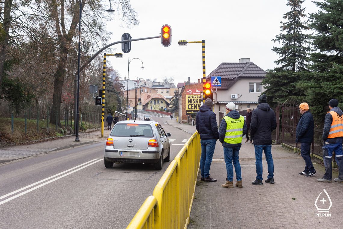 ZDJĘCIA! Nowa sygnalizacja świetlna na przejściu dla pieszych przy Szkole Podstawowej nr 2 w Pelplinie