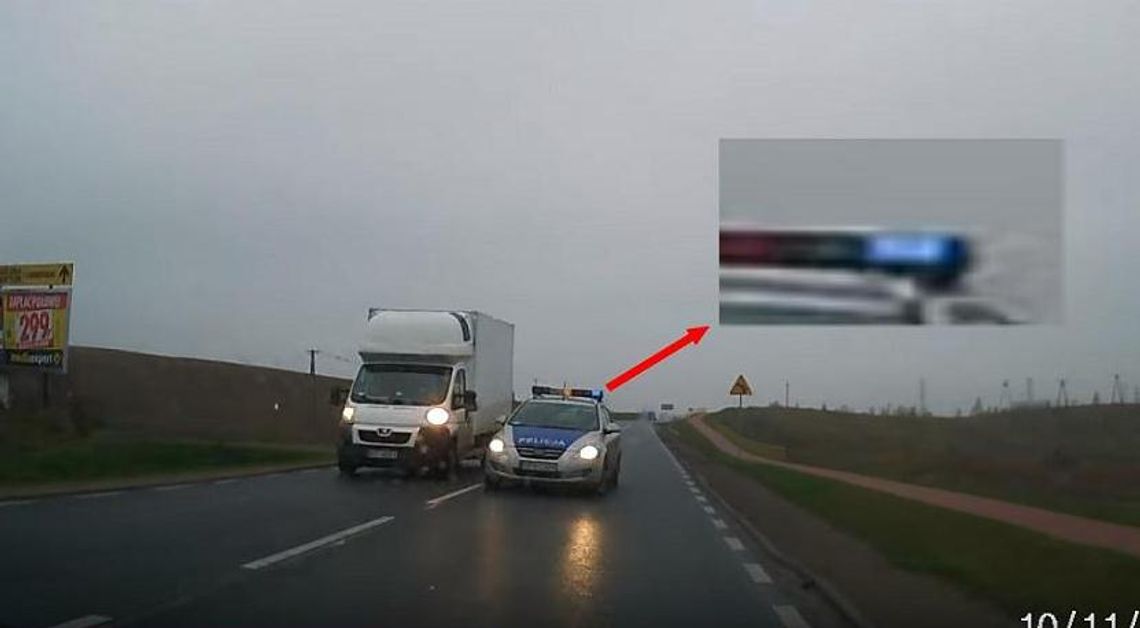 O włos od czołówki z radiowozem! Kto winien zajścia na drodze? 