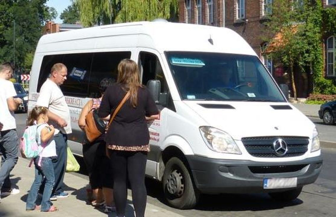 Oblał kierowcę piwem, później rzucił butelką w szybę! Oblał kierowcę piwem, później rzucił butelką w szybę!