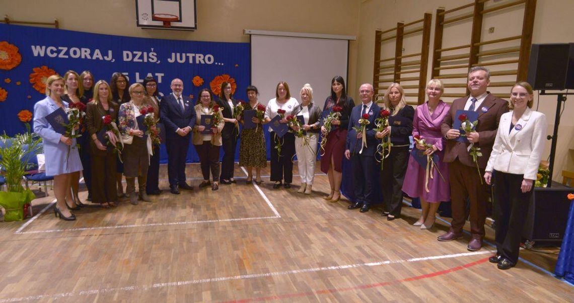 [ZDJĘCIA} Od pierwszych pływaków po olimpijczyków. Tczewska „Dwójka” ma już 65 lat. Od 23 lat odbywa się tu Dzień Integracji!