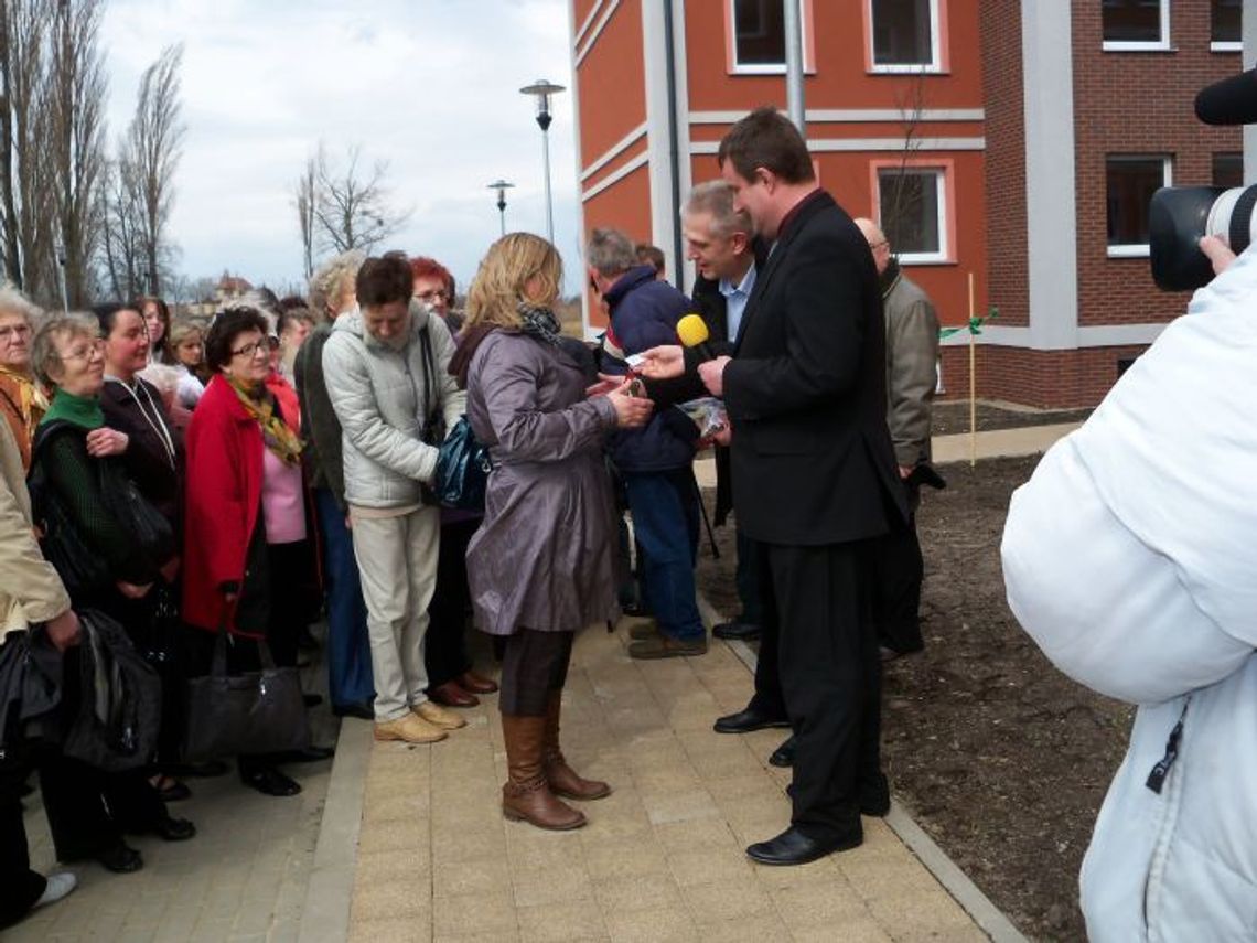Odebrali klucze, mogą się wprowadzić. 36 nowych mieszkań wzbogaciło zasób komunalny Odebrali klucze, mogą się wprowadzić. 36 nowych mieszkań wzbogaciło zasób komunalny