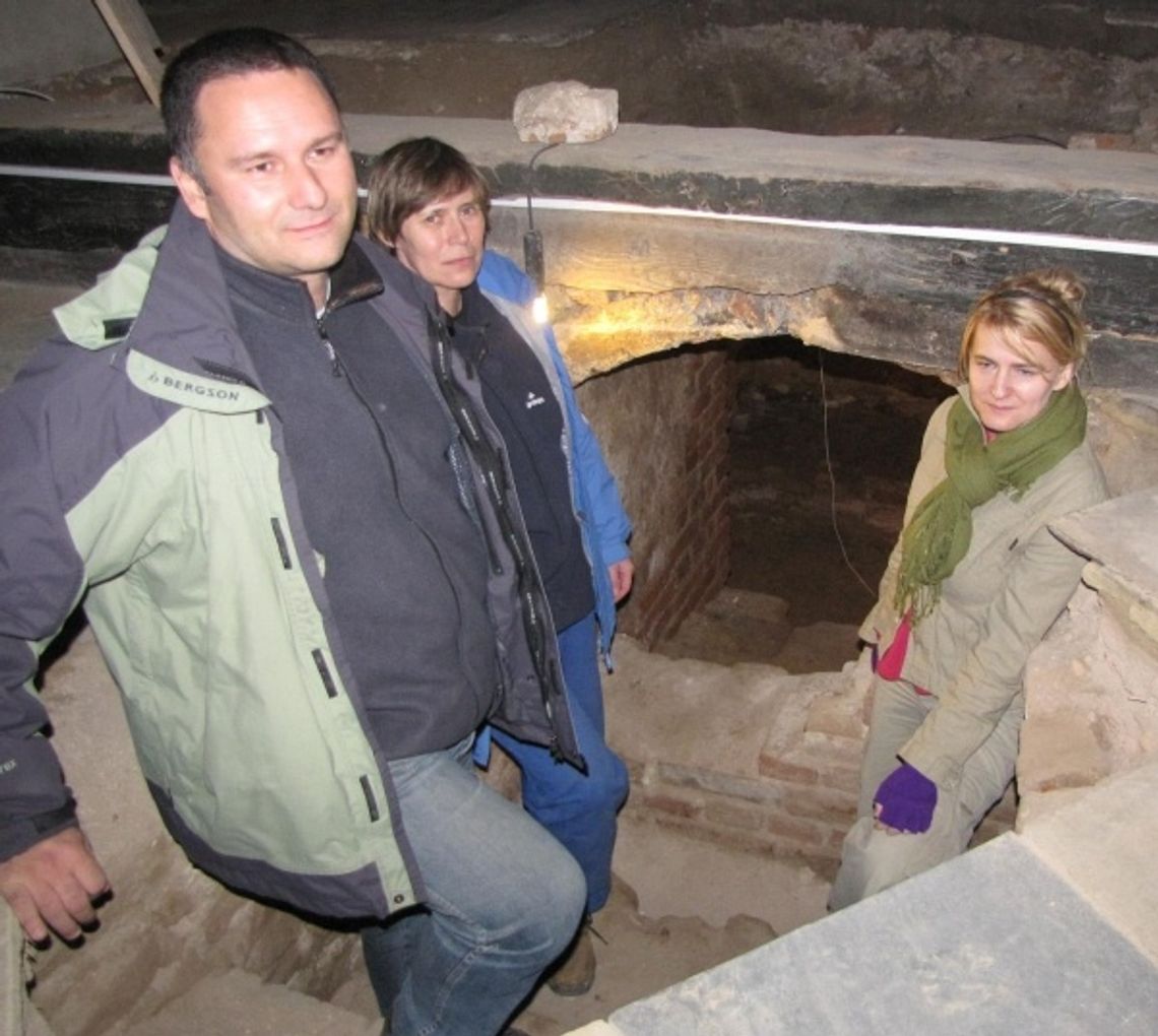 Odkrycie archeologiczne. Krypta w Gniewie jak mały cmentarz. Żupan, stuła i… męskie pończochy. Szczątki rozrzuciły… kuny 