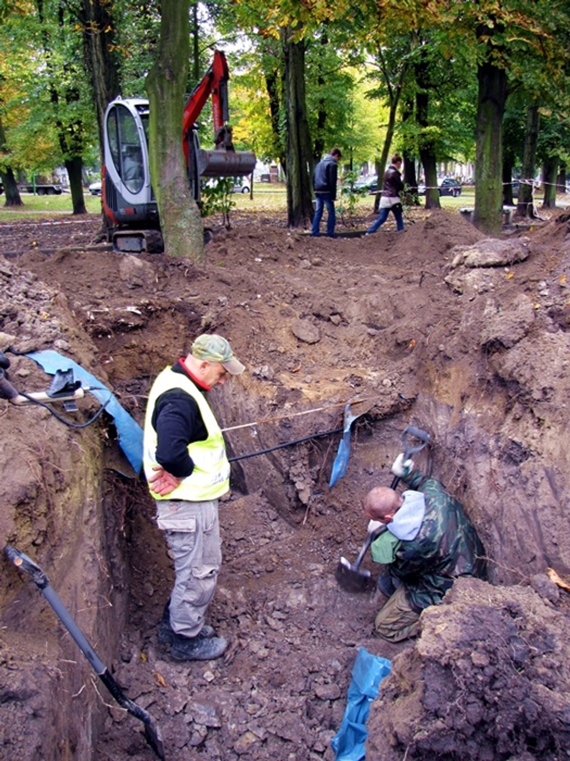 Odkryte mogiły w parku. Ekshumacje zbliżają się do zakończenia Odkryte mogiły w parku. Ekshumacje zbliżają się do zakończenia