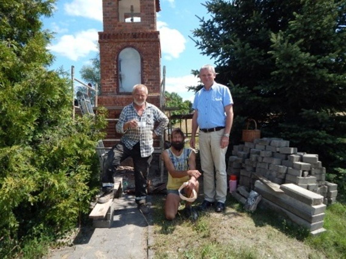 Odnowione kapliczki i intrygujący Francuz w gminie Morzeszczyn…