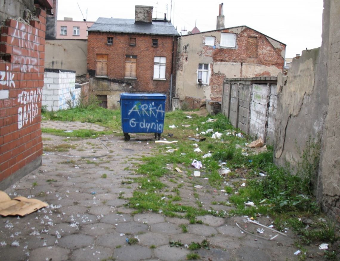Odpadki walają się po ulicach – winni mieszkańcy?