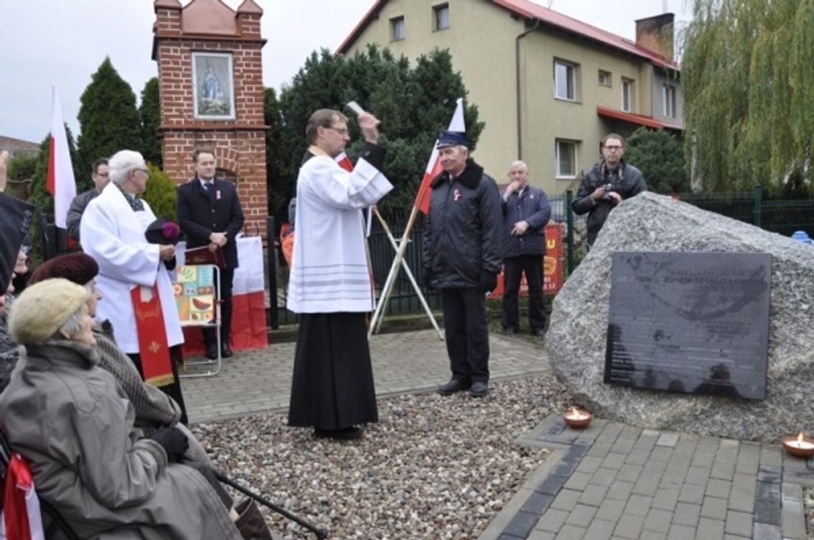 Odsłonięto tablicę pamięci ofiar totalitaryzmów Odsłonięto tablicę pamięci ofiar totalitaryzmów