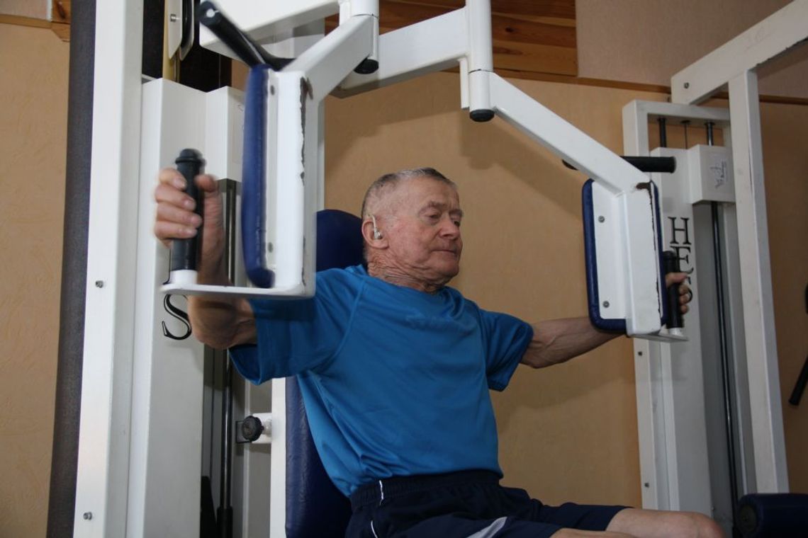 Odwiedziliśmy na siłowni 84-latka z Gniewu. Biega, ćwiczy, żyje pełnią życia! 