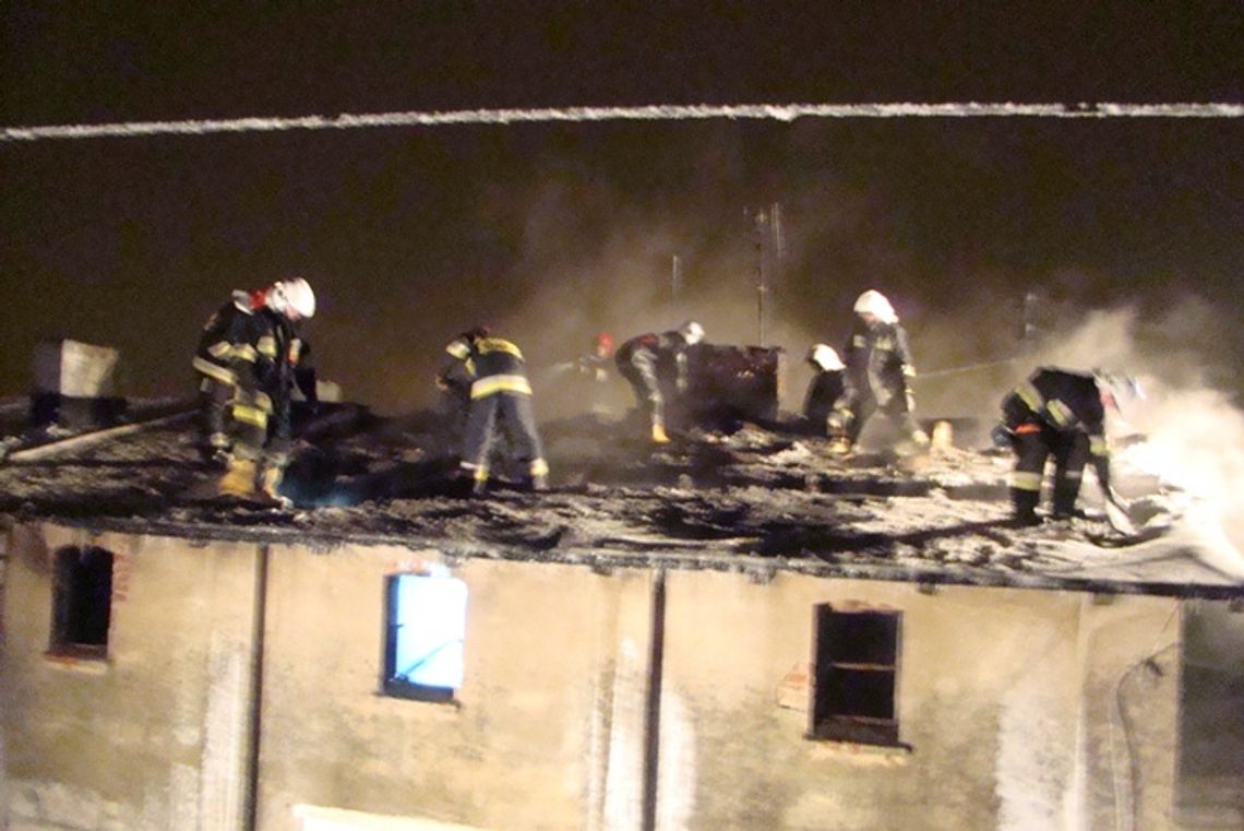 Ogień zniszczył dwa mieszkania. Na święta bez dachu na głową. Przyczyną pożaru - lampki na choince Ogień zniszczył dwa mieszkania. Na święta bez dachu na głową. Przyczyną pożaru - lampki na choince
