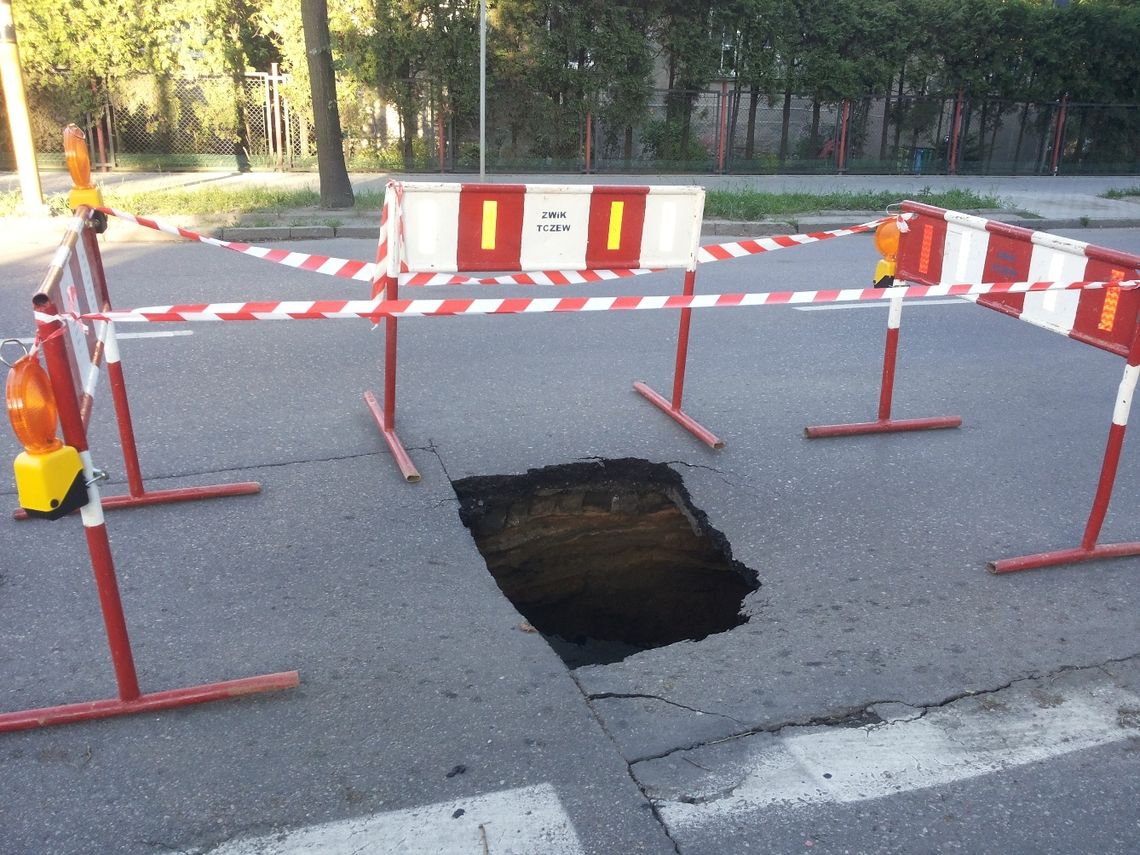 Olbrzymia dziura w ul. Bałdowskiej. Woda podmyła fragment jezdni!