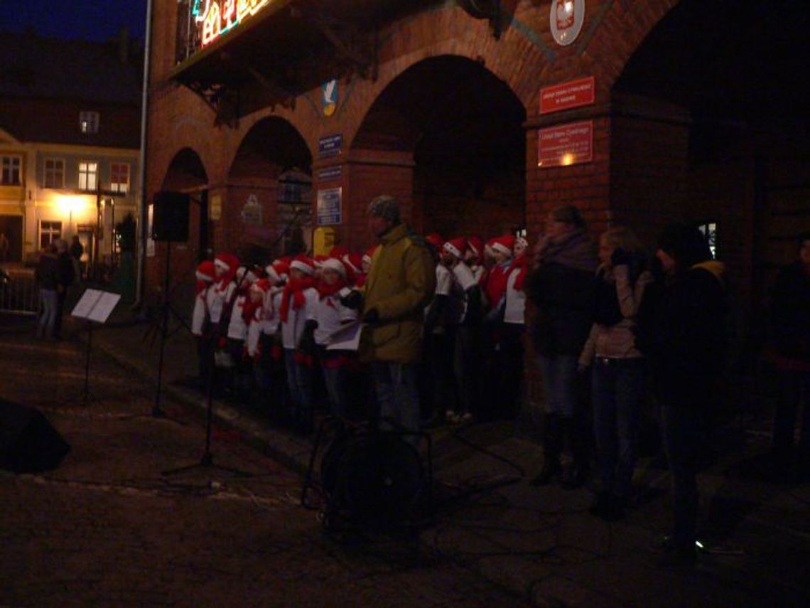 Opłatek, świąteczne smakołyki i kolędy - wigilia na rynku