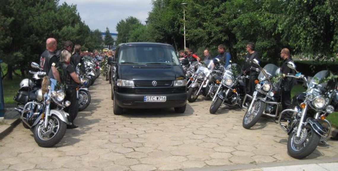 Ostatnie pożegnanie śp. Dariusza Wiśniewskiego. Tłumy i mnóstwo motocykli na cmentarzu