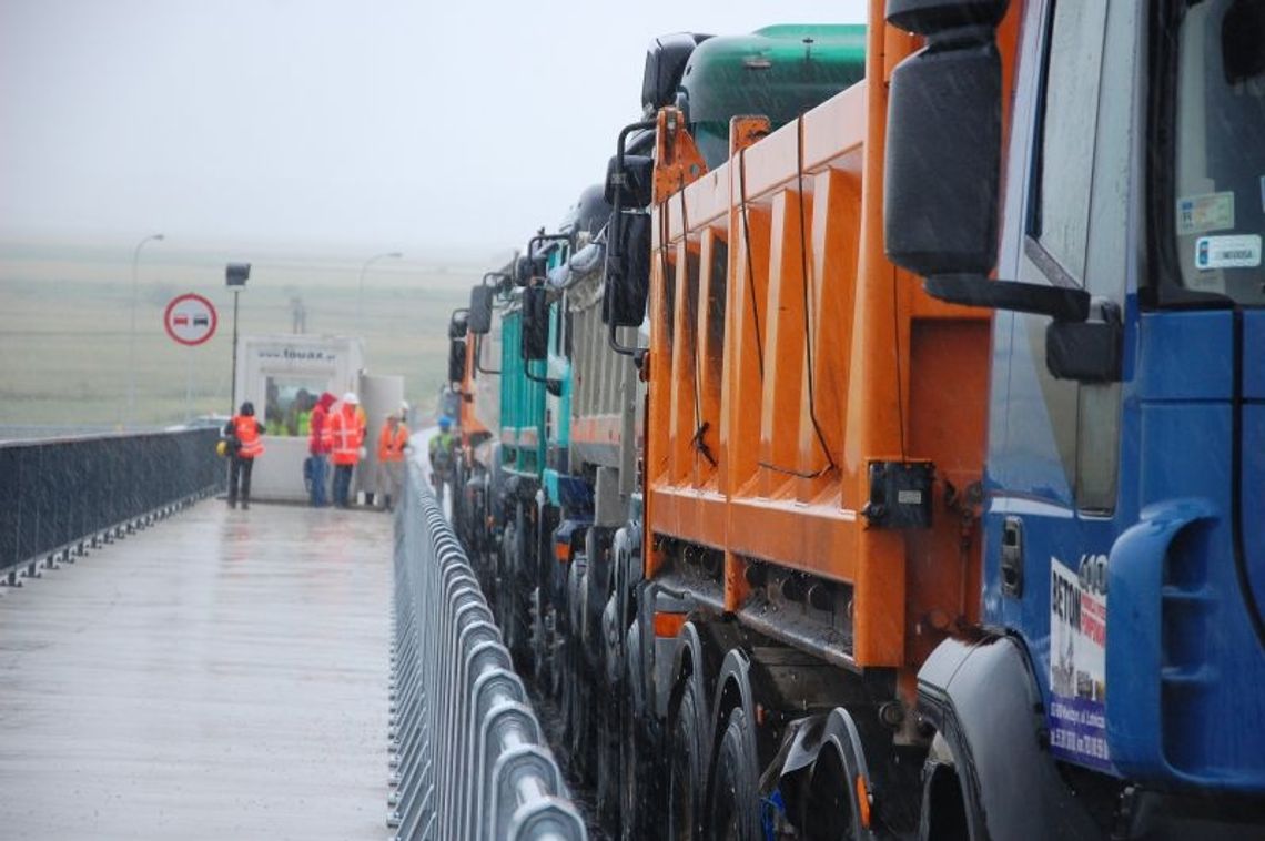Ostatnie testy na moście na Wiśle. Badali naprężenia i ugięcia Ostatnie testy na moście na Wiśle. Badali naprężenia i ugięcia