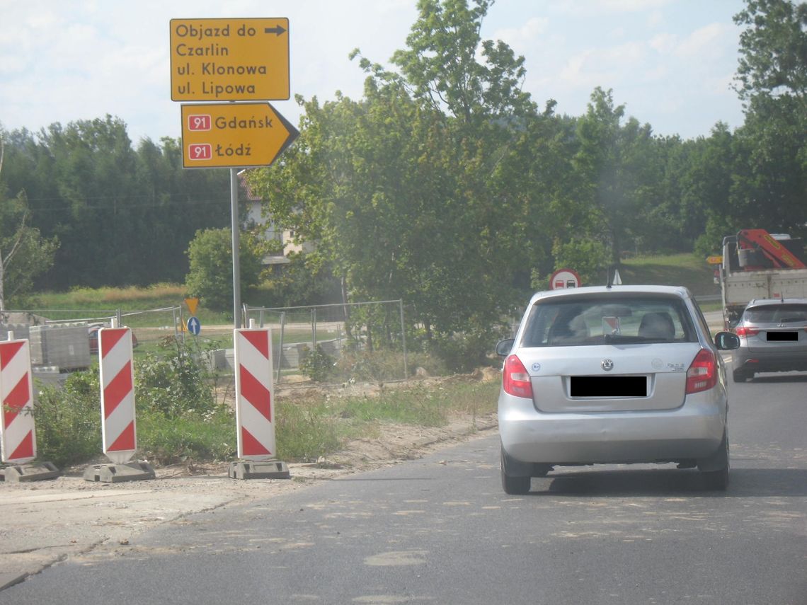 Oznakowanie na rozkopanym węźle w Czarlinie utrudnia życie  – mieszkańcom oraz kierowcom 