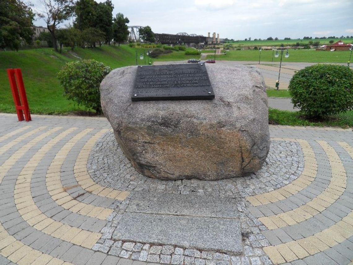 Pamiątkowe obeliski i tablice. Aby przyszłe pokolenia pamiętały Pamiątkowe obeliski i tablice. Aby przyszłe pokolenia pamiętały