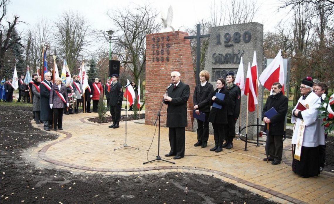 Pamięci tych, którzy pragnęli wolności. W parku Kopernika odsłonięto pomnik &amp;quot;Solidarności&amp;quot; 