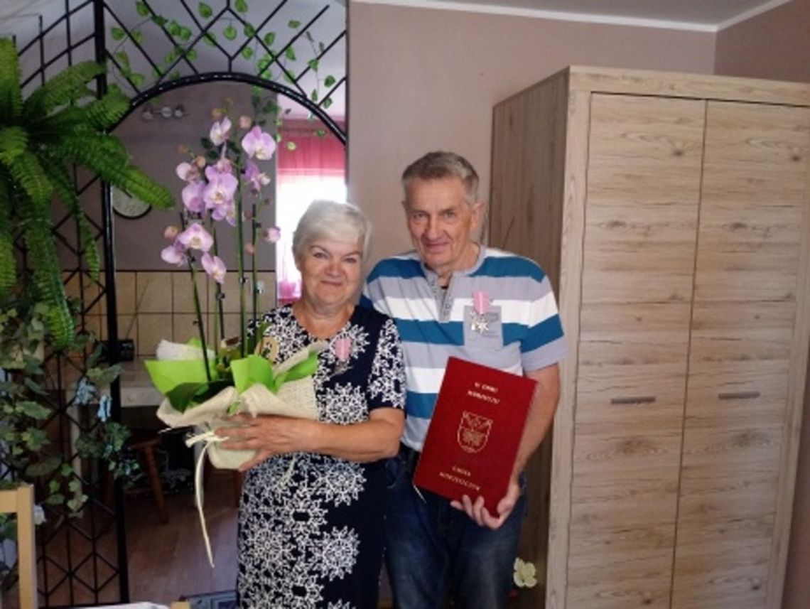 Para z Borkowa z medalami za długoletnie pożycie małżeńskie przyznanymi przez Prezydenta RP