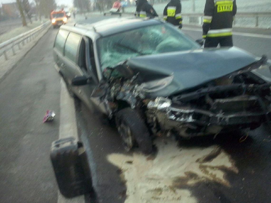 Passat uderzył w barierki na "jedynce" w Subkowach Passat uderzył w barierki na "jedynce" w Subkowach